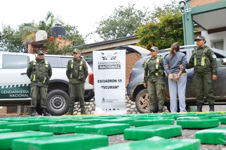 Giraron en U para evitar un control en el peaje de Trancas en la ruta 9, chocaron con un árbol e intentaron huir a pie: traían 240 kilos de cocaína